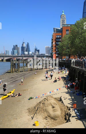 Gabriel's Beach auf der Themse, auf der South Bank durch die Oxo Tower, mit Ausblick auf die Skyline der Stadt hinter, in London, Großbritannien Stockfoto