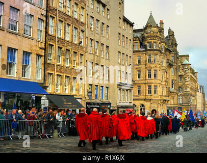 Marchers in Rot akademischen Kleider auf dem Reiten der Marken, Edinburgh, Schottland Stockfoto