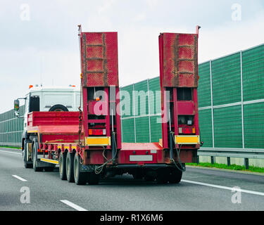 Fahrzeug ohne Anhänger Box auf der Landstraße Asphalt, Polen. Lkw Transporter Stockfoto