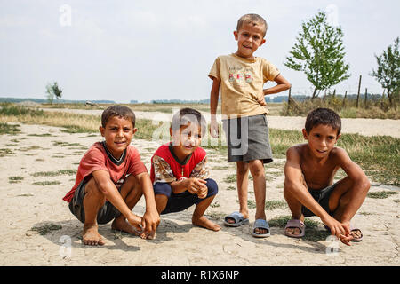 BEREHOVE, UKRAINE - August 10, 2013: Gypsy Jungen, die in der ukrainischen Dorfes Berehove in der westlichen Ukraine Stockfoto