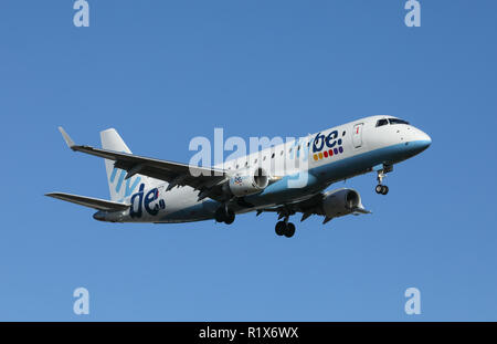 Eine Flybe Embraer 175 Passagierflugzeuge g-fbjf, nähert sich der Internationale Flughafen Birmingham, West Midlands, UK. Stockfoto