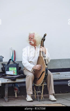 Kiew, Ukraine - 20. August 2013: Straßenmusiker in nationalen Dress spielen der National Instrument, die Bandura im Zentrum von Kiew Stockfoto