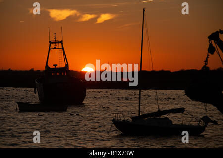 Die Sonnenuntergänge in Leigh-on-Sea Essex nach einem sehr milden Herbst Tag. Die Wettervorhersage ist für Temperaturen über Großbritannien erreichen deutlich über avara Stockfoto
