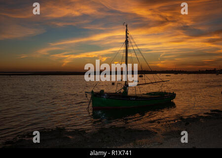 Die Sonnenuntergänge in Leigh-on-Sea Essex nach einem sehr milden Herbst Tag. Die Wettervorhersage ist für Temperaturen über Großbritannien erreichen deutlich über avara Stockfoto