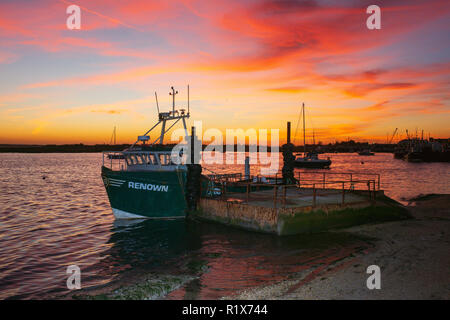 Die Sonnenuntergänge in Leigh-on-Sea Essex nach einem sehr milden Herbst Tag. Die Wettervorhersage ist für Temperaturen über Großbritannien erreichen deutlich über avara Stockfoto