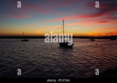 Die Sonnenuntergänge in Leigh-on-Sea Essex nach einem sehr milden Herbst Tag. Die Wettervorhersage ist für Temperaturen über Großbritannien erreichen deutlich über avara Stockfoto