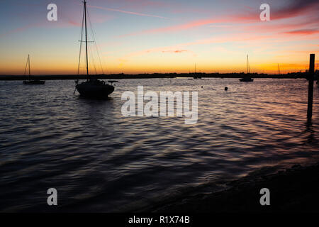 Die Sonnenuntergänge in Leigh-on-Sea Essex nach einem sehr milden Herbst Tag. Die Wettervorhersage ist für Temperaturen über Großbritannien erreichen deutlich über avara Stockfoto