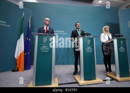 Taoiseach Leo Varadkar (Mitte), Stellvertretende Premierministerin Simon Coveney und Minister für Europäische Angelegenheiten Helen McEntee auf einer Pressekonferenz am Brexit auf Regierungsgebäude in Dublin sprechen. Stockfoto