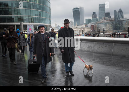 City Hall, London, Großbritannien. 13. Februar, 2016. Autor & Kommentator Selbst und Komiker & Aktivist Mark Thomas zusammen mit etwa 60 Anhänger helpe Stockfoto