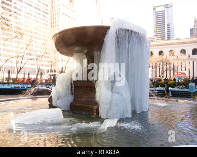 Josephine Shaw Lowell Memorial Fountain, eingefroren, während Winter Sturm Khan, Bryant Park, New York Stockfoto