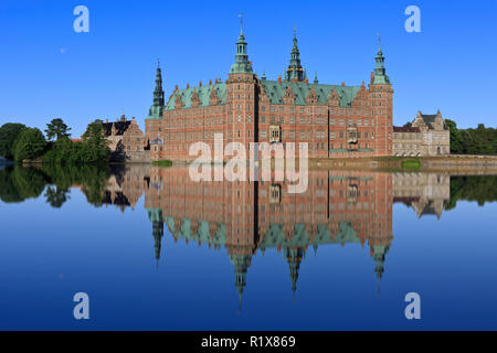 Die wirklich schöne und majestätische aus dem 17. Jahrhundert Schloss Frederiksborg (königliche Residenz von König Christian IV.) in Horsholm, Dänemark Stockfoto