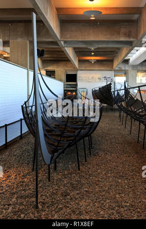 Ein original aus dem 11. Jahrhundert Wikingerschiff (Skuldelev 6) An der Viking Ship Museum in Roskilde, Dänemark Stockfoto