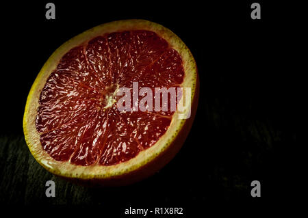 Rubinrote Grapefruit in Scheiben geschnitten in der Hälfte Stockfoto