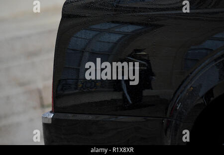 November 10, 2018 - Paris, Frankreich: Eine französische Republikanische Garde ist auf gepanzerte Limousinen US-Präsident Donald Trump, als "das Tier" bezeichnet, im Innenhof des Elysee Palace. Un-garde Republicain est refletee sur la Carrosserie de la limousine blindŽe du President americain Donald Trump garee dans la Cour de l'Elysee. En arrire Plan, La fumee du Pot d'echappement. *** Frankreich/KEINE VERKÄUFE IN DEN FRANZÖSISCHEN MEDIEN *** Stockfoto