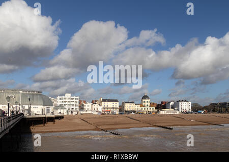 WORTHING, WEST SUSSEX/UK - 13. NOVEMBER: Blick auf die Gebäude entlang der Strandpromenade in Worthing West Sussex am 13. November 2018. Nicht identifizierte Personen Stockfoto