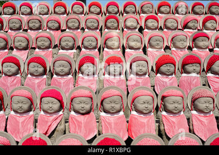 Reihe von buddhistischen jizo mizuko Statuen mit roten Latz, Hut Stockfoto