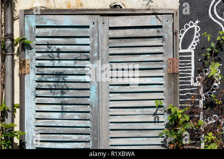 Alten verwitterten hölzernen Tür für Hintergrund oder Textur Stockfoto