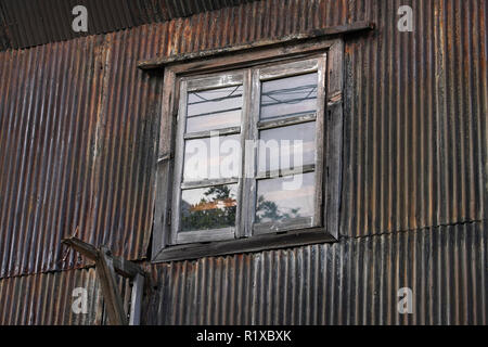 Blick von der alten Fenster und rostige Wellblech Wand Stockfoto