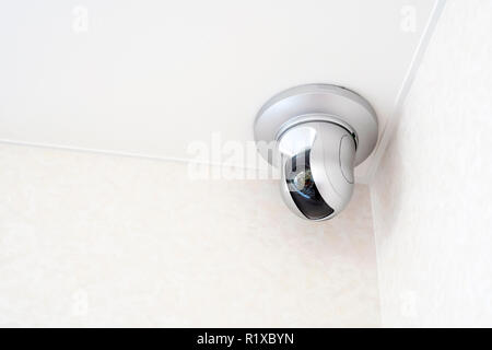 CCTV-Kamera an der Decke, die im Inneren des Gebäudes für Kriminalität schützen Stockfoto