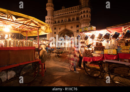 Hyderabad, Indien, 14 November, 2018 Straßenhändler an Charminar bei Nacht Stockfoto