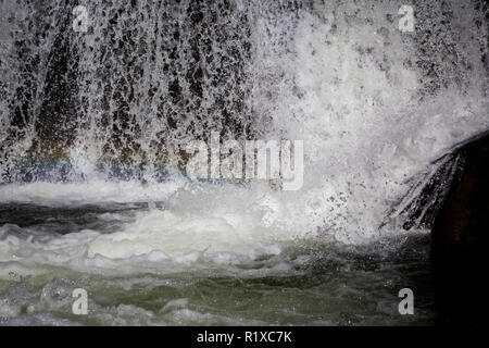 Unten auf einen Wasserfall, Scharf Stockfoto