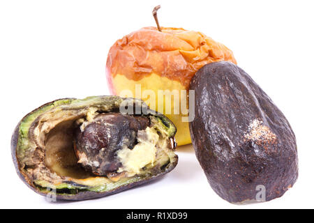 Alte faltige schimmelig, Apple und Avocado auf weißem Hintergrund, ungesund und ekelhaftes Essen Stockfoto