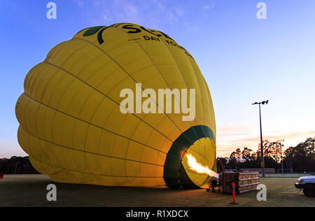 Heißluftballon wird durch die Verbrennung von Propan Gas für einen Sonnenaufgang Flug über die Gold Coast aufgeblasen, in Queenslamd, Australien Stockfoto