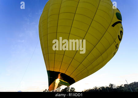 Hot Air Balloon fast vor einem frühen Flug über der Gold Coast, in Queenslamd, Australien aufgepumpt Stockfoto