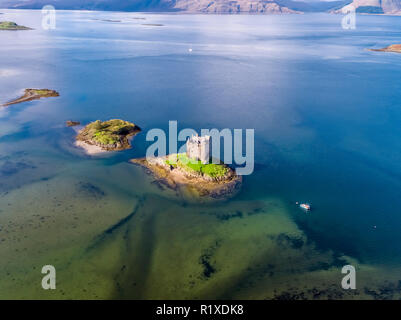 Antenne des historischen Schlosses Stalker im Herbst in Argyll, Schottland, Vereinigtes Königreich Stockfoto