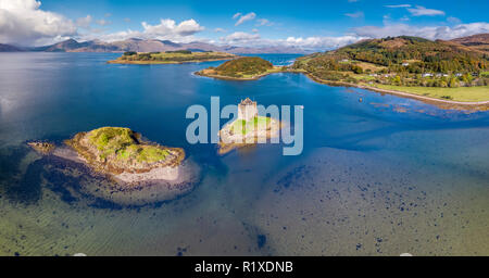 Antenne des historischen Schlosses Stalker im Herbst in Argyll, Schottland, Vereinigtes Königreich Stockfoto