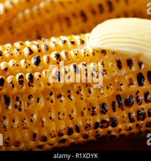 Tiefe gegrilltem Mais Maiskolben mit Butter schmelzen auf Lehm dish Stockfoto