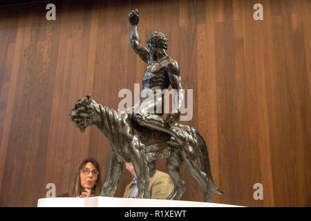 Redaktion VERWENDEN SIE NUR EINE der Rothschild bronzen Skulpturen von Michelangelo ist während einer Pressekonferenz an der Royal Academy in London für die erste Veröffentlichung sah MichelangeloÕs arbeiten als Bildhauer in Bronze zu beweisen. Stockfoto