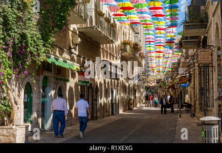 Jerusalem, Israel, 5. August. 2016 - bunte Sonnenschirme über der Straße Yoel Moshe Salomon in Jerusalem, Bezirk Nachalat Shiva. Stockfoto