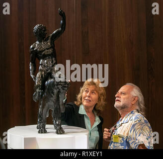 Redaktion VERWENDEN SIE NUR EINE der Rothschild bronzen Skulpturen von Michelangelo ist während einer Pressekonferenz an der Royal Academy in London für die erste Veröffentlichung sah MichelangeloÕs arbeiten als Bildhauer in Bronze zu beweisen. Stockfoto