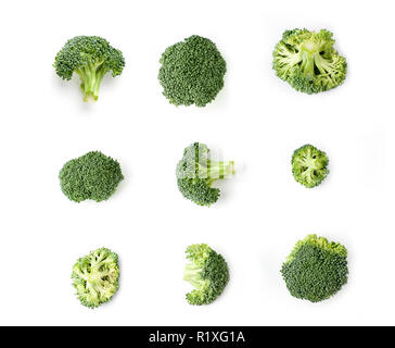 Broccol. Nahaufnahme von Roh broccoli auf weißem Hintergrund. Stockfoto