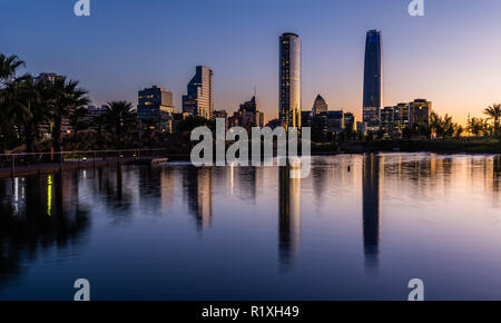 Titan und SKy Costanera von Nightfall durcheinen Parque Bicentenario. Die neuen Business Viertel von Santiago de Chile auch Sanhattan genannt. Stockfoto