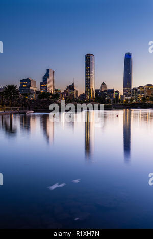 Titan und SKy Costanera von Nightfall durcheinen Parque Bicentenario. Die neuen Business Viertel von Santiago de Chile auch Sanhattan genannt. Stockfoto