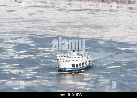 Der Personenfähre den gefrorenen St. Lawrence Fluss überquert von Levis, Quebec City Stockfoto