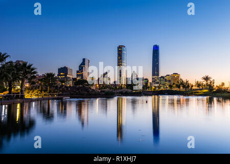 Titan und SKy Costanera von Nightfall durcheinen Parque Bicentenario. Die neuen Business Viertel von Santiago de Chile auch Sanhattan genannt. Stockfoto