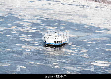 Der Personenfähre den gefrorenen St. Lawrence Fluss überquert von Levis, Quebec City Stockfoto