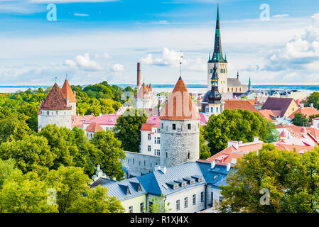 Die Altstadt von Tallinn von einem Aussichtspunkt auf Toompea Hügel gesehen. Tallinn, Harjumaa, Estland, Baltikum, Europa. Stockfoto