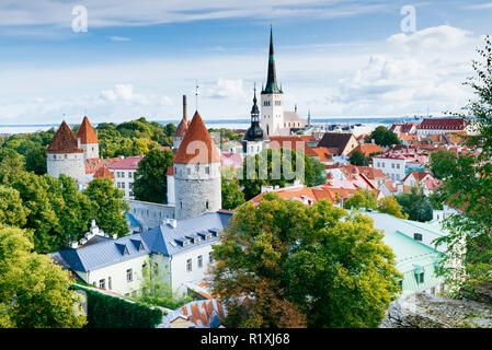 Die Altstadt von Tallinn von einem Aussichtspunkt auf Toompea Hügel gesehen. Tallinn, Harjumaa, Estland, Baltikum, Europa. Stockfoto