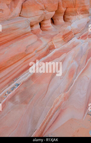 Verwitterter Sandsteine in einem Slot Canyon - Kaolin Waschen oder Rosa Canyon, Valley of Fire State Park, Nevada, USA Stockfoto