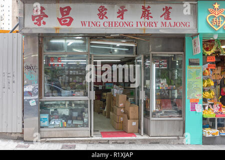 Hongkong - 22. April 2017: Wing Cheong Elfenbein Mahjong Shop am Wellington Street, Central, Hong Kong. Stockfoto