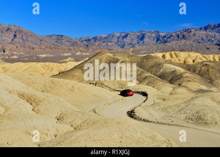 20 Mule Team Canyon Scenic Drive mit touristischen Fahrzeug, Death Valley National Park, Kalifornien, USA Stockfoto