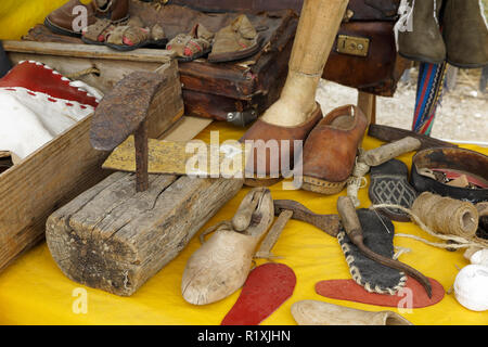 Ständer mit Utensilien für handgemachte Herstellung von Schuhen Stockfoto