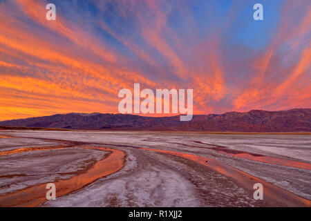 Cottonball Becken Salt Flats, Kanäle und Panamint Mountains bei Sonnenaufgang, Death Valley National Park, Kalifornien, USA Stockfoto