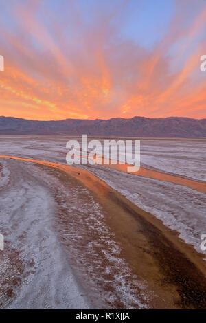 Cottonball Becken Salt Flats, Kanäle und Panamint Mountains bei Sonnenaufgang, Death Valley National Park, Kalifornien, USA Stockfoto