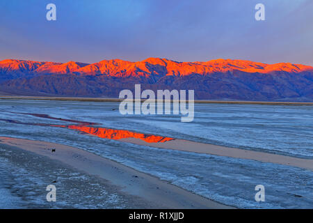 Cottonball Becken Salt Flats, Kanäle und Panamint Mountains bei Sonnenaufgang, Death Valley National Park, Kalifornien, USA Stockfoto