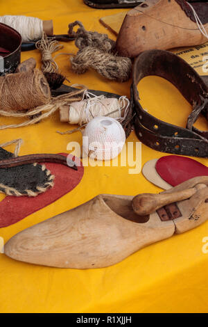 Ständer mit Utensilien für handgemachte Herstellung von Schuhen Stockfoto